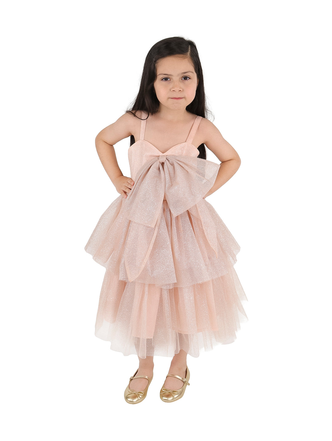 Niña con vestido elegante color rosa viejo con un gran moño frontal y falda de tul