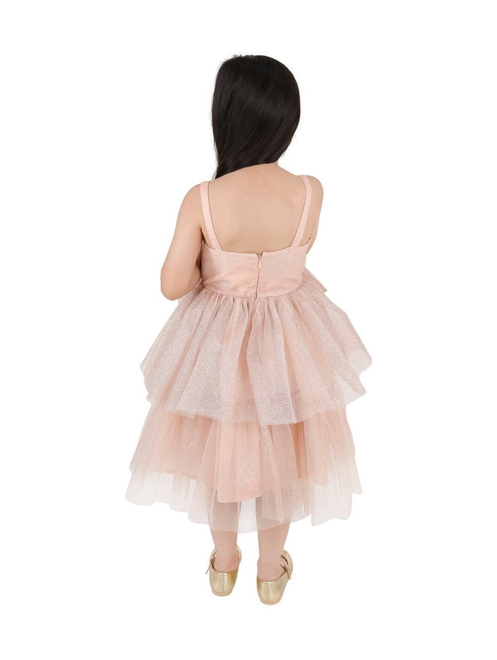 Niña con vestido elegante color rosa viejo con un gran moño frontal y falda de tul