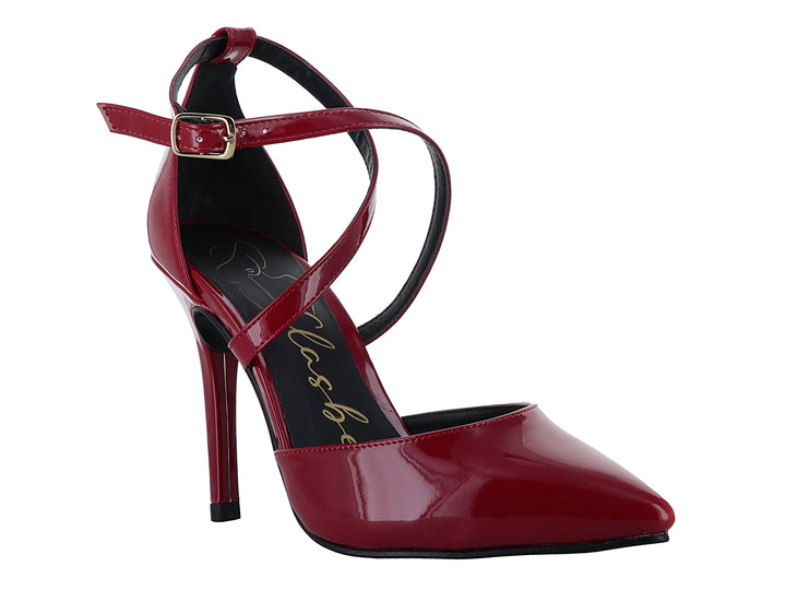 Zapato de tacón alto color rojo brillante con tiras cruzadas y hebilla dorada para mujer.