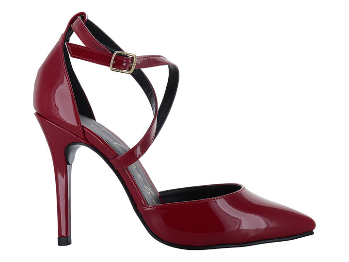 Zapato de tacón alto color rojo brillante con tiras cruzadas y hebilla dorada para mujer.