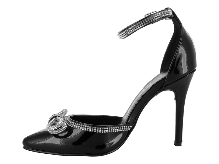 Zapatilla de tacón alto color negro brillante con moño y correa al tobillo decorados con cristales.