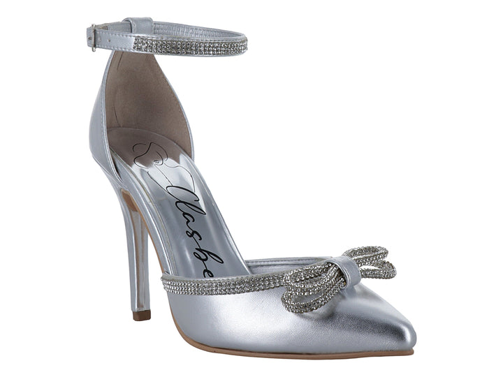 Zapato de tacón alto color plata con punta cerrada, moño decorativo y correa al tobillo con detalles brillantes.