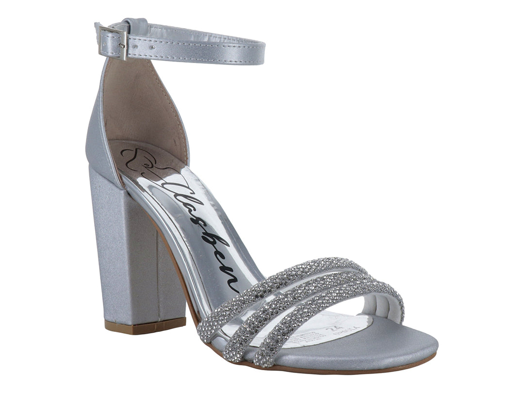 Sandalia Clasben Ursula color plata con tacón cuadrado y tiras frontales decoradas con brillos.