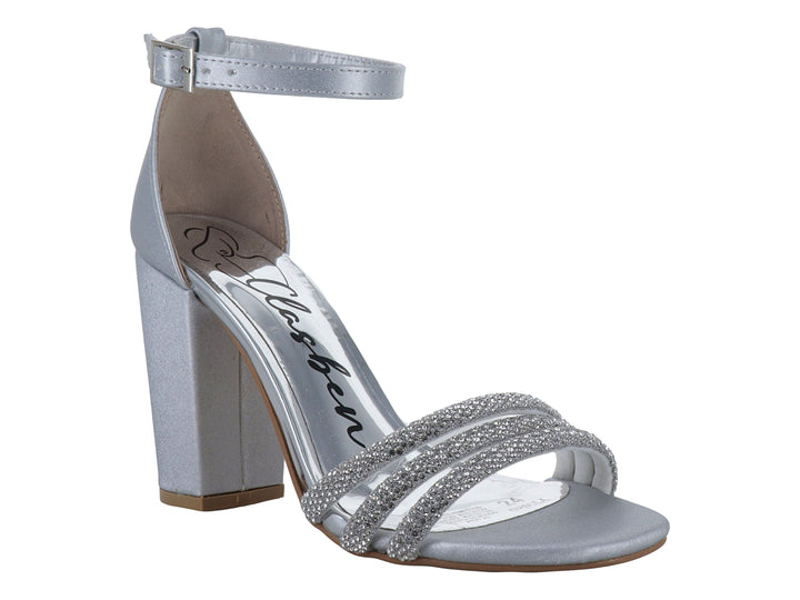 Sandalia Clasben Ursula color plata con tacón cuadrado y tiras frontales decoradas con brillos.
