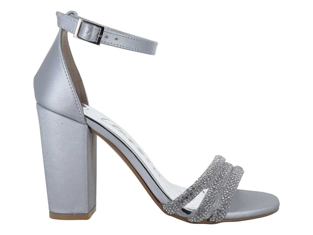 Sandalia Clasben Ursula color plata con tacón cuadrado y tiras frontales decoradas con brillos.