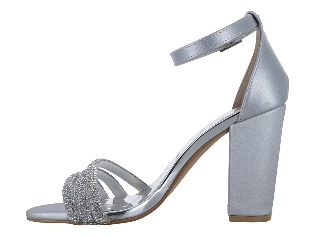 Sandalia Clasben Ursula color plata con tacón cuadrado y tiras frontales decoradas con brillos.