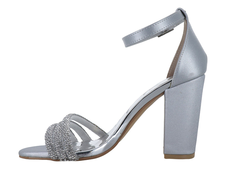 Sandalia Clasben Ursula color plata con tacón cuadrado y tiras frontales decoradas con brillos.