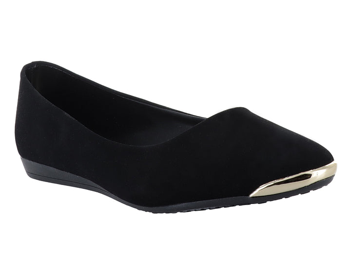 Zapato plano color negro para mujer con detalle metálico dorado en la punta.