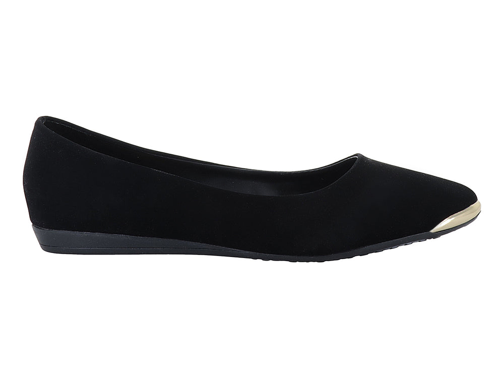 Zapato plano color negro para mujer con detalle metálico dorado en la punta.