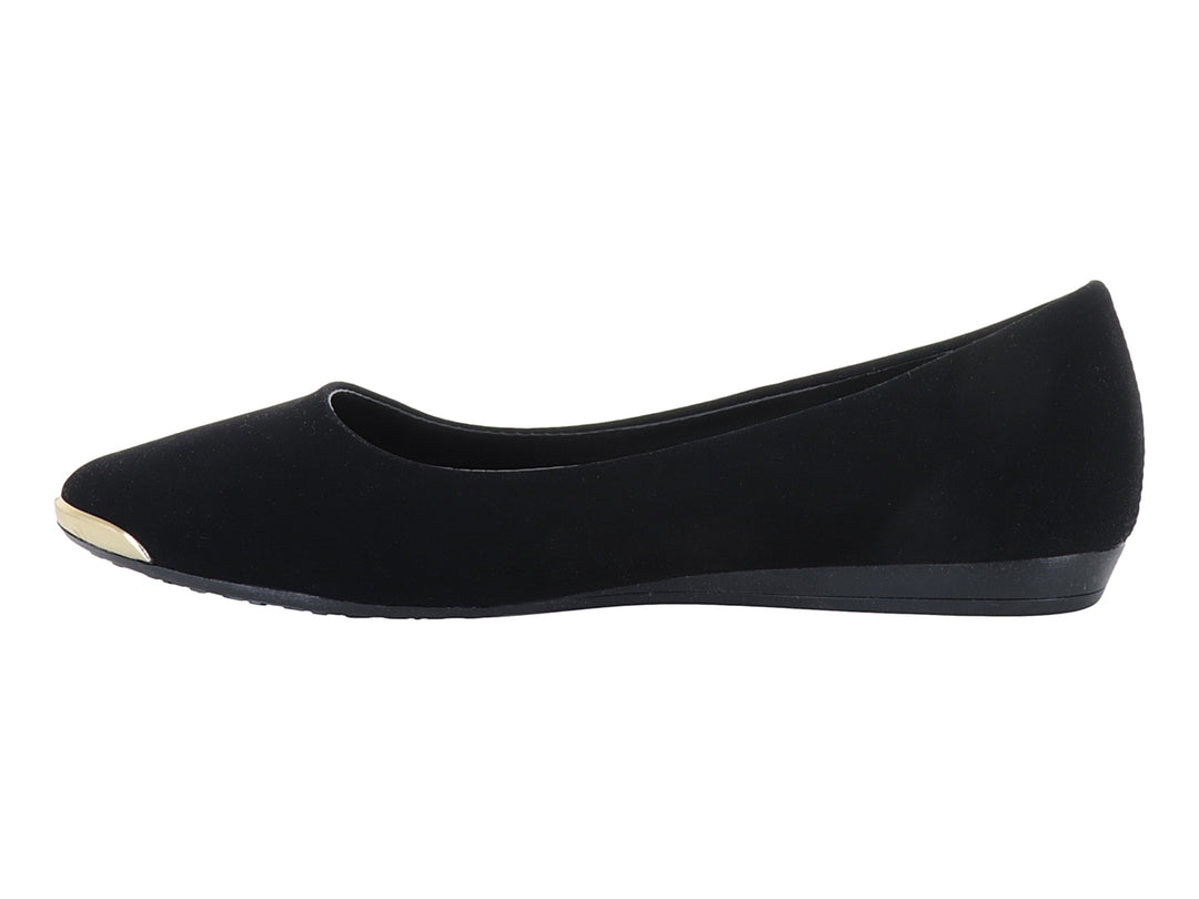 Zapato plano color negro para mujer con detalle metálico dorado en la punta.
