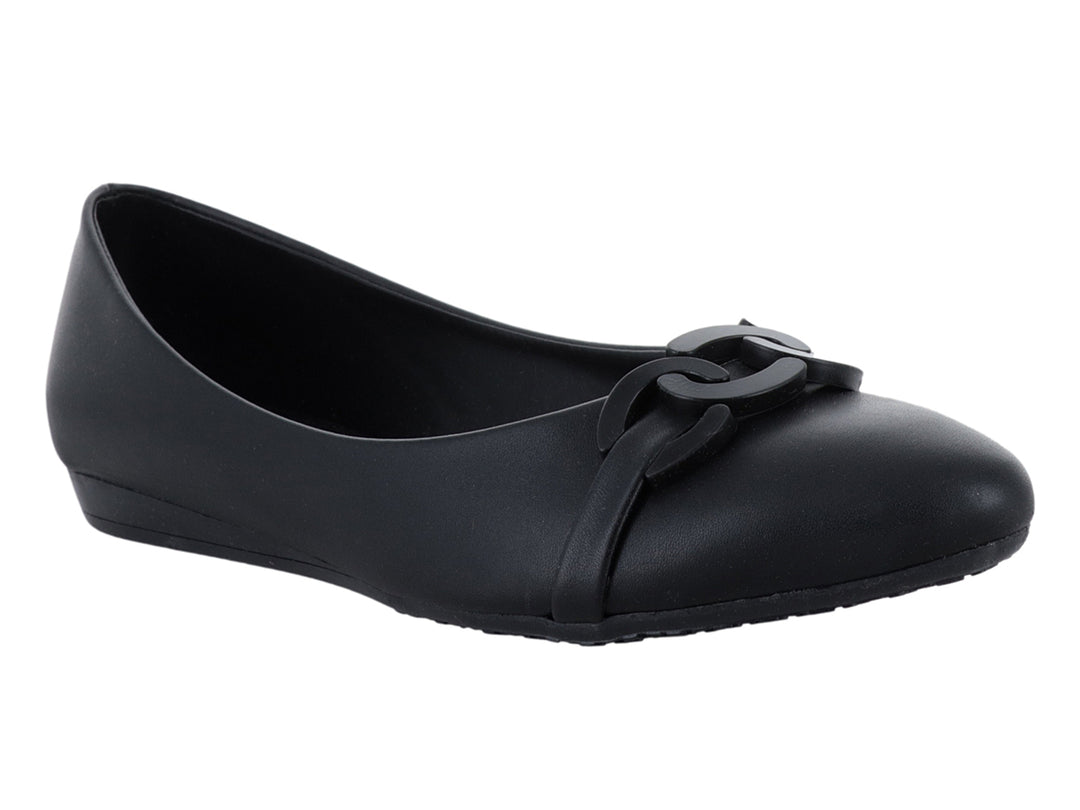 Zapato plano color negro para Mujer con detalle decorativo de cadena en la parte superior.