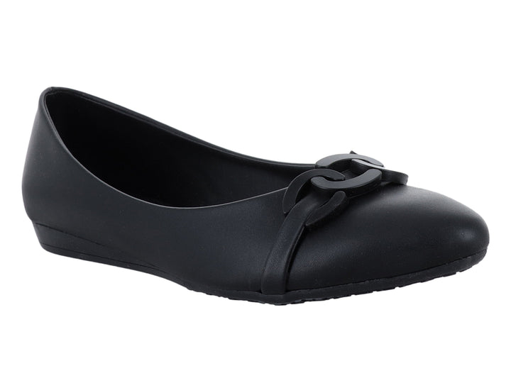 Zapato plano color negro para Mujer con detalle decorativo de cadena en la parte superior.