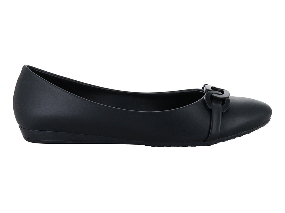 Zapato plano color negro para Mujer con detalle decorativo de cadena en la parte superior.