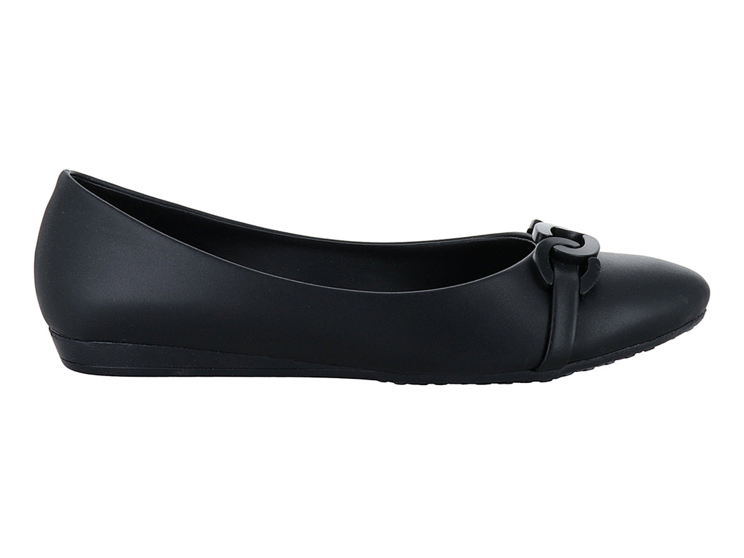 Zapato plano color negro para Mujer con detalle decorativo de cadena en la parte superior.