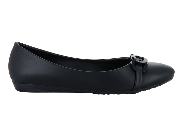 Zapato plano color negro para Mujer con detalle decorativo de cadena en la parte superior.