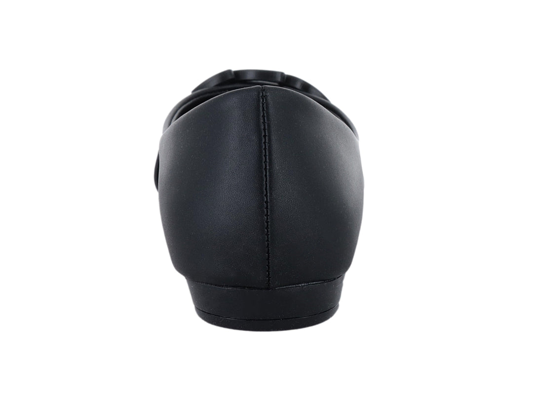 Zapato plano color negro para Mujer con detalle decorativo de cadena en la parte superior.