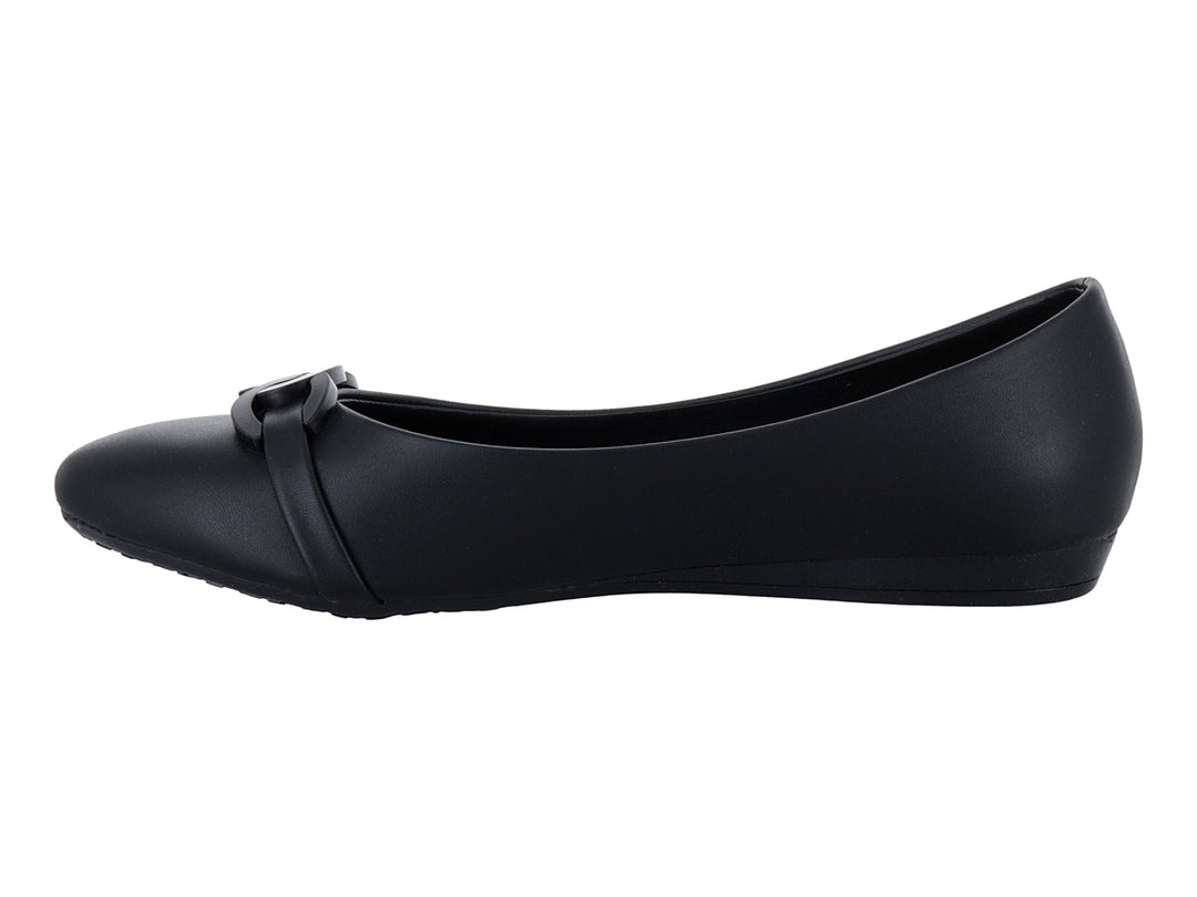 Zapato plano color negro para Mujer con detalle decorativo de cadena en la parte superior.
