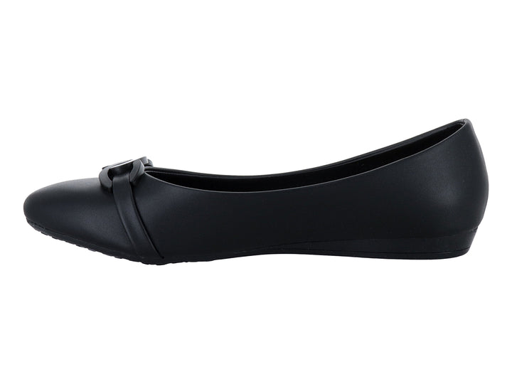 Zapato plano color negro para Mujer con detalle decorativo de cadena en la parte superior.