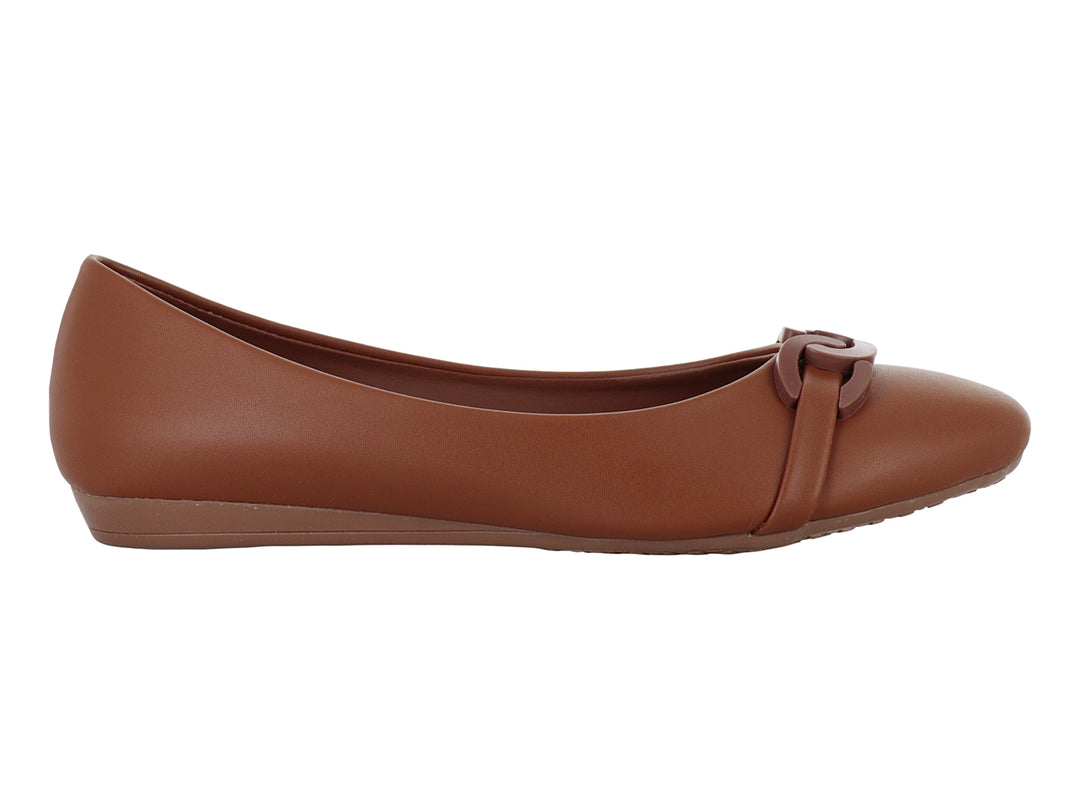 Zapato plano estilo baleta en color camel con detalle decorativo circular en la parte superior.