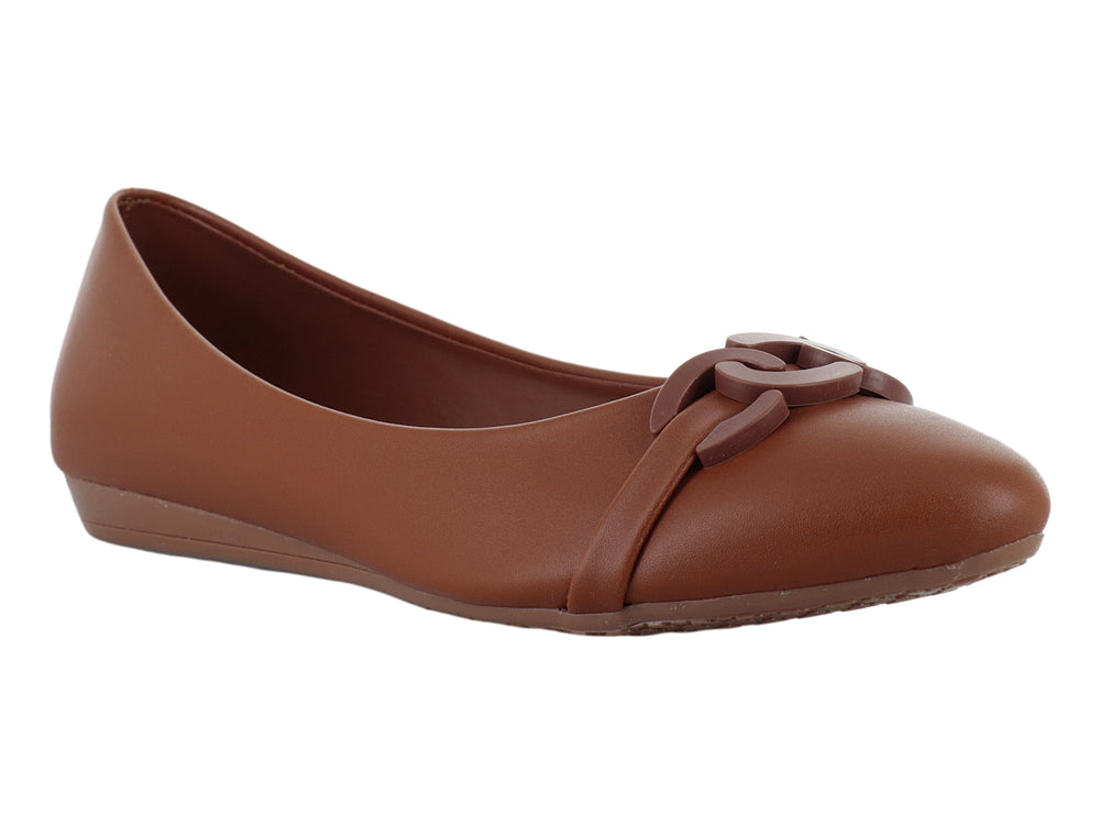 Zapato plano estilo baleta en color camel con detalle decorativo circular en la parte superior.