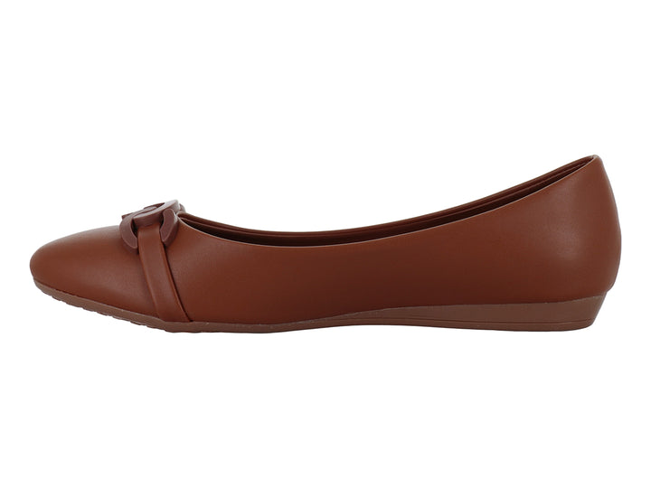 Zapato plano estilo baleta en color camel con detalle decorativo circular en la parte superior.