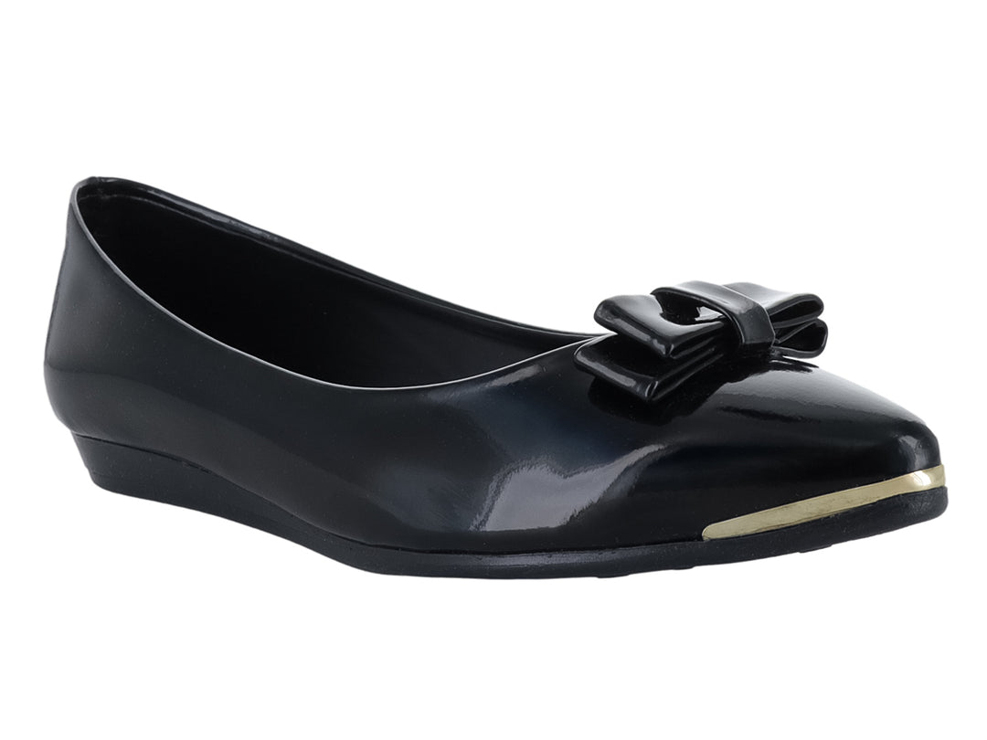 Zapato plano negro de charol brillante con moño decorativo y detalle dorado en la punta.