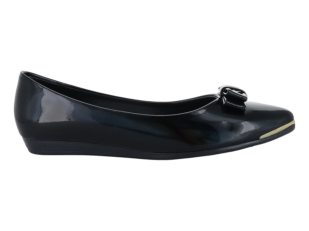 Zapato plano negro de charol brillante con moño decorativo y detalle dorado en la punta.
