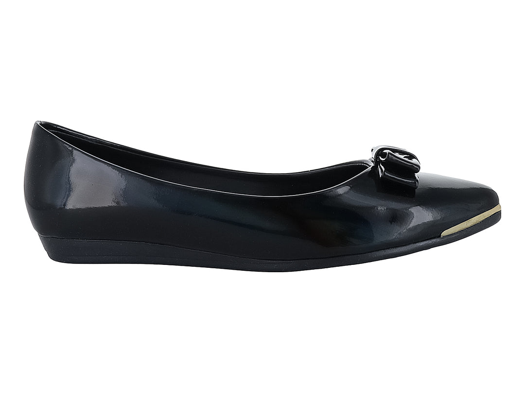 Zapato plano negro de charol brillante con moño decorativo y detalle dorado en la punta.