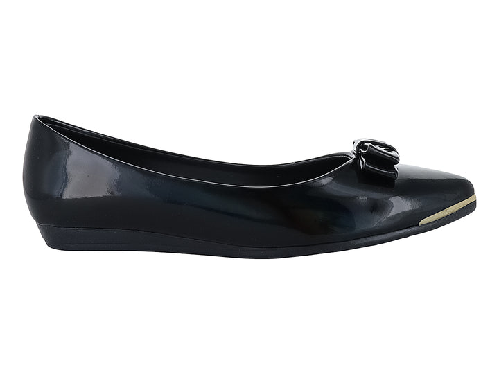 Zapato plano negro de charol brillante con moño decorativo y detalle dorado en la punta.