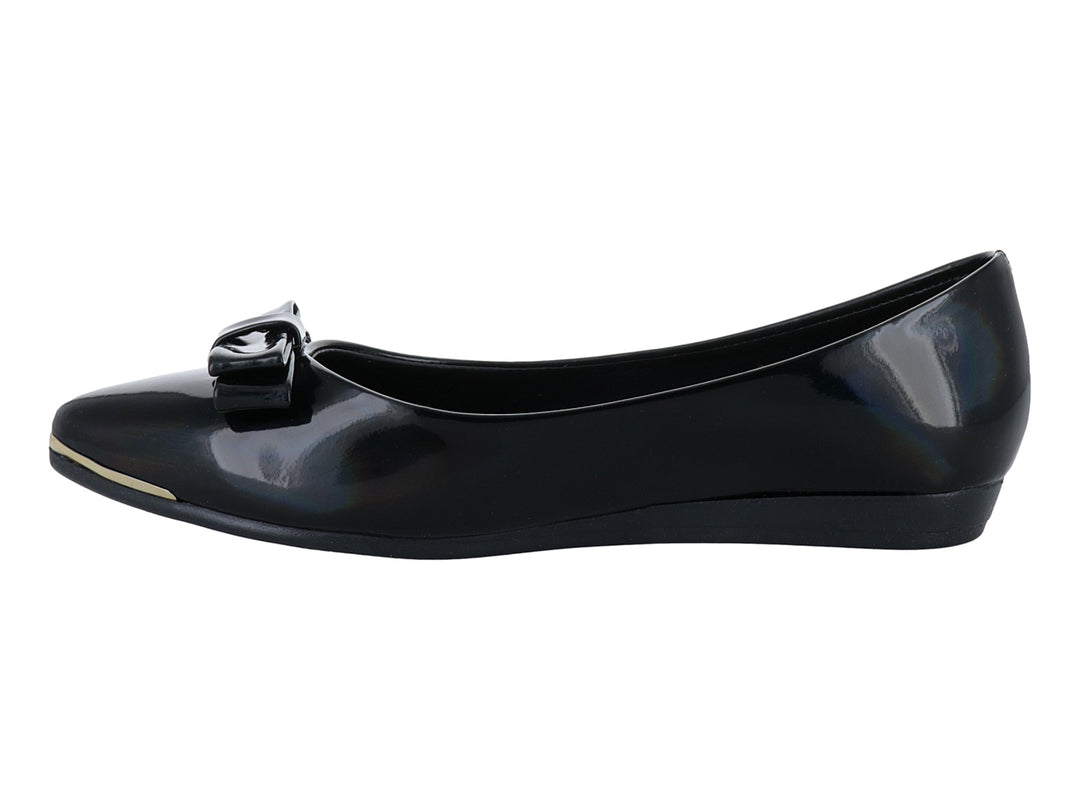 Zapato plano negro de charol brillante con moño decorativo y detalle dorado en la punta.