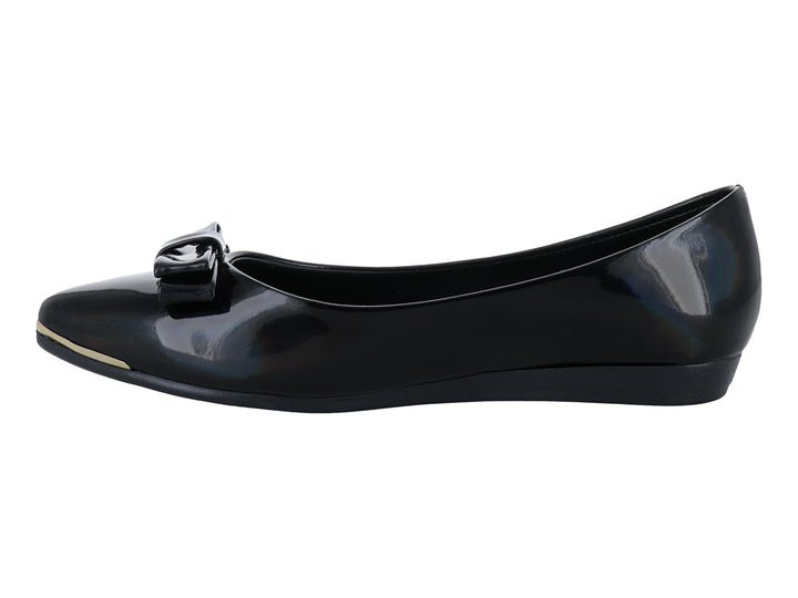 Zapato plano negro de charol brillante con moño decorativo y detalle dorado en la punta.