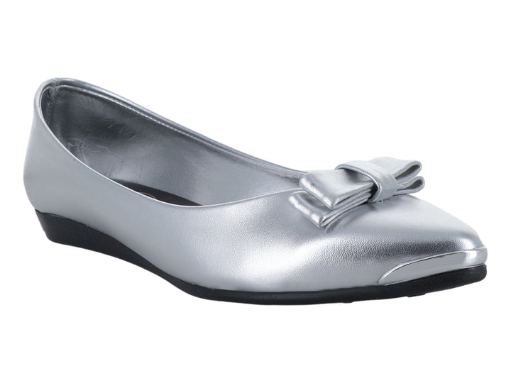 Zapato plano color plata con detalle de moño decorativo en la parte frontal y suela negra.