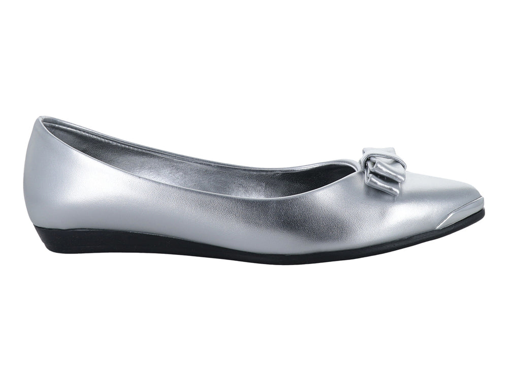 Zapato plano color plata con detalle de moño decorativo en la parte frontal y suela negra.
