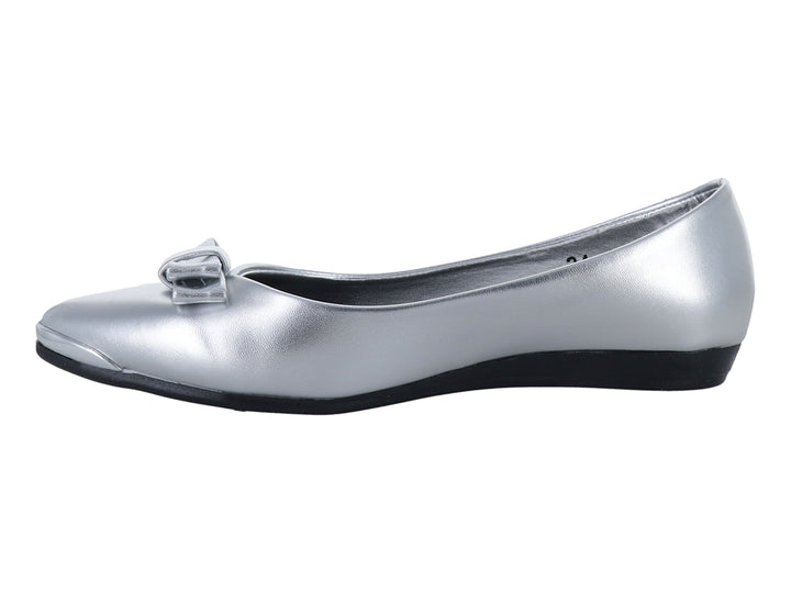 Zapato plano color plata con detalle de moño decorativo en la parte frontal y suela negra.