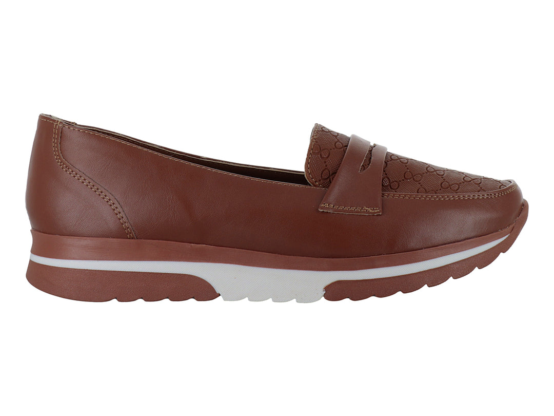 Zapato tipo mocasín color camel con suela blanca y detalle estampado en la parte superior.