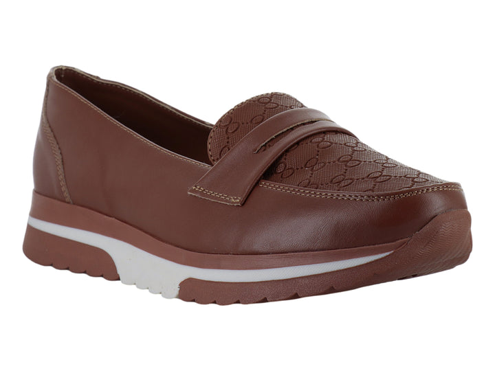 Zapato tipo mocasín color camel con suela blanca y detalle estampado en la parte superior.