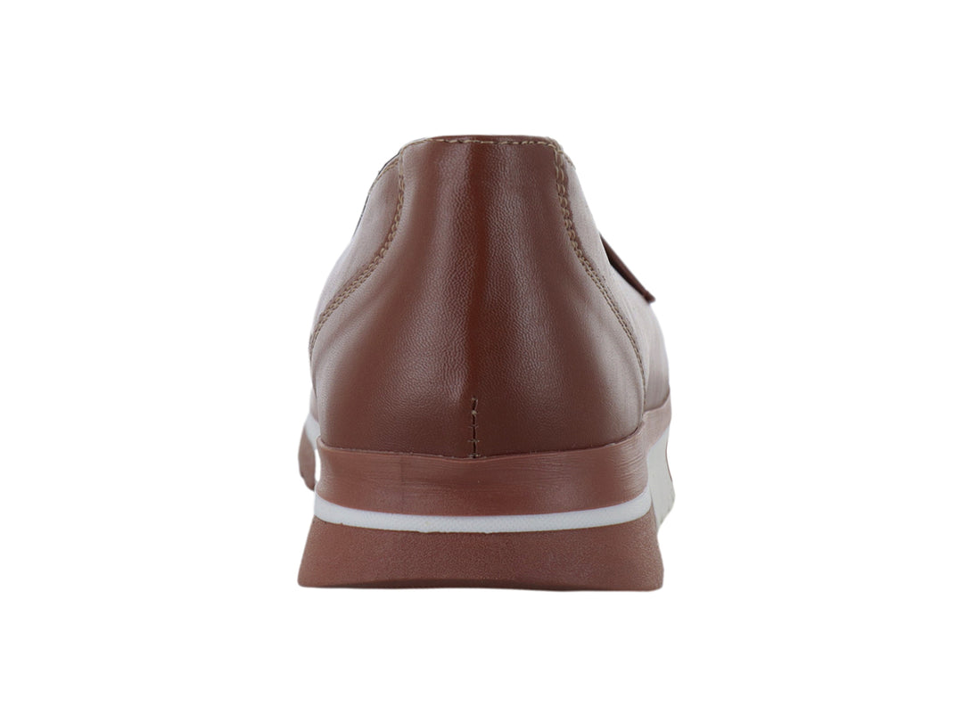 Zapato tipo mocasín color camel con suela blanca y detalle estampado en la parte superior.