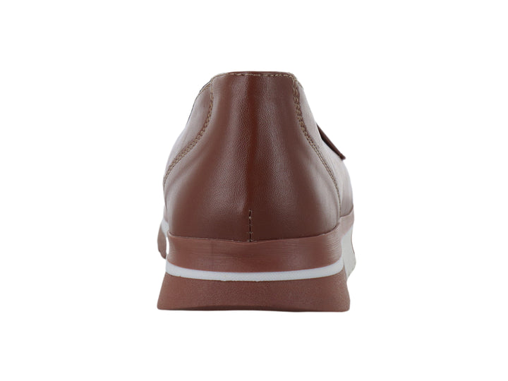 Zapato tipo mocasín color camel con suela blanca y detalle estampado en la parte superior.
