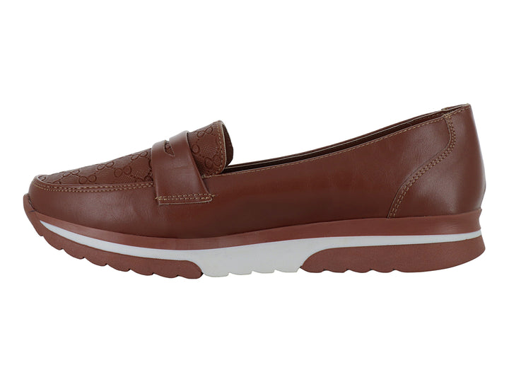 Zapato tipo mocasín color camel con suela blanca y detalle estampado en la parte superior.