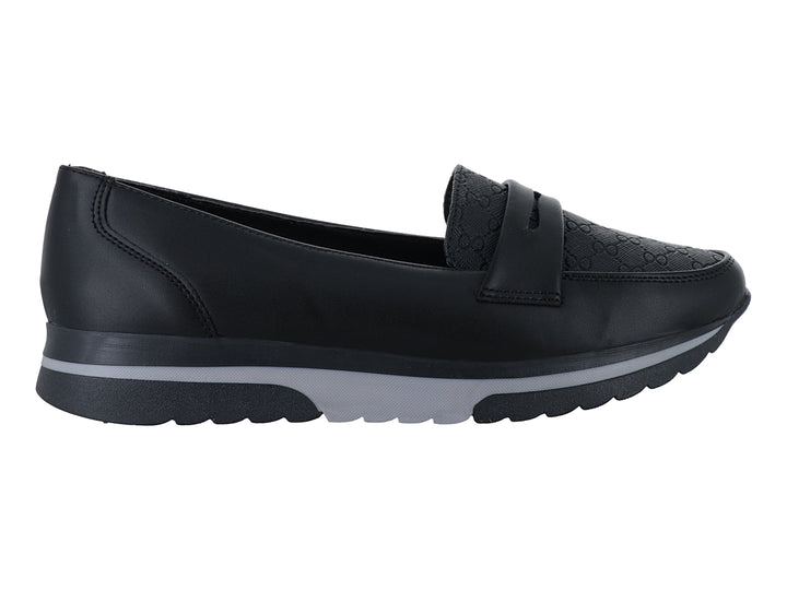 Zapato casual cerrado color negro con suela gris y detalle texturizado en la parte superior.