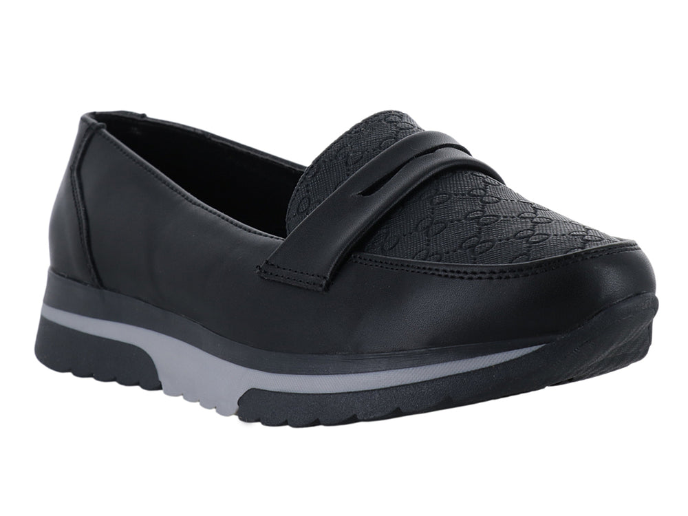 Zapato casual cerrado color negro con suela gris y detalle texturizado en la parte superior.