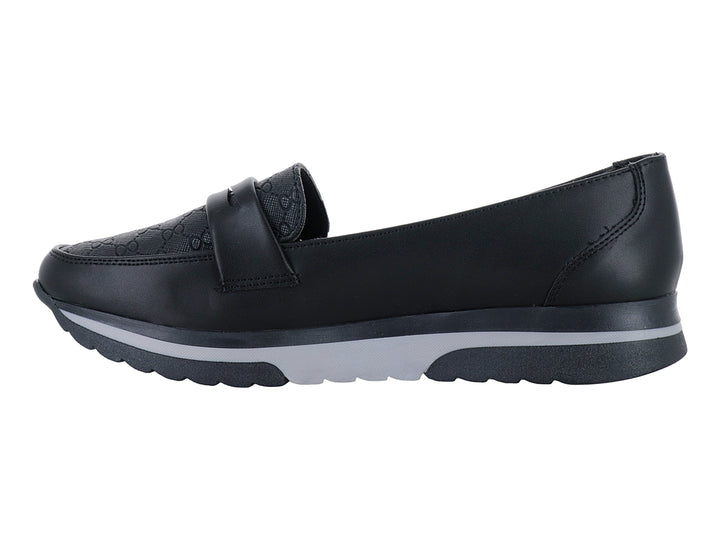 Zapato casual cerrado color negro con suela gris y detalle texturizado en la parte superior.