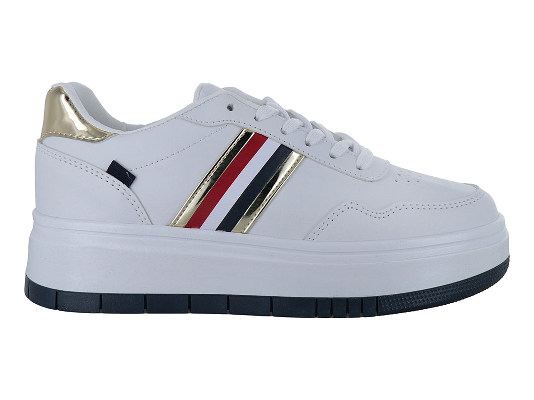 Tenis blancos de plataforma con rayas laterales en rojo, azul y dorado y suela gruesa.