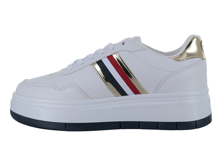 Tenis blancos de plataforma con rayas laterales en rojo, azul y dorado y suela gruesa.