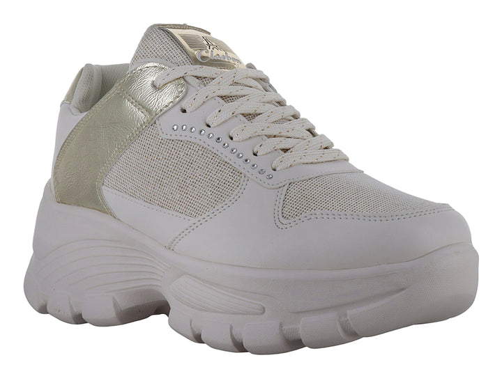 Tenis Clasben Fayeth en color beige con detalles brillantes en oro y suela de plataforma blanca.