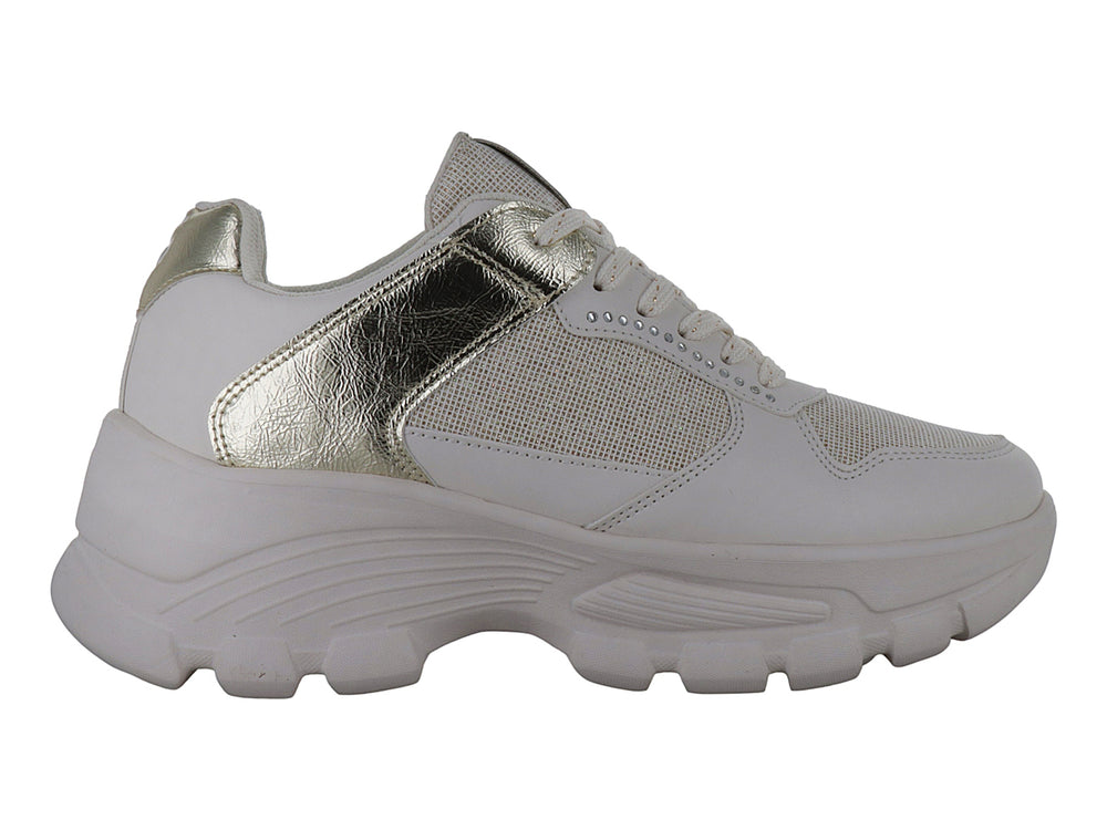 Tenis Clasben Fayeth en color beige con detalles brillantes en oro y suela de plataforma blanca.