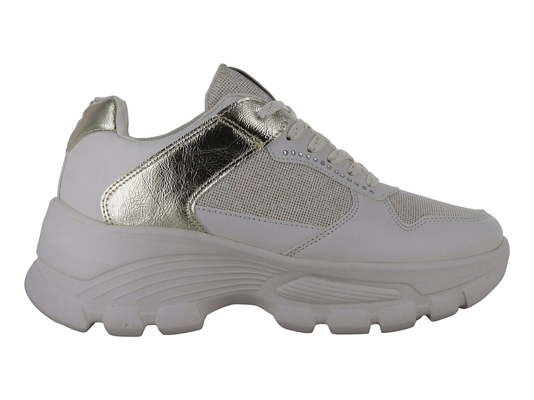 Tenis Clasben Fayeth en color beige con detalles brillantes en oro y suela de plataforma blanca.