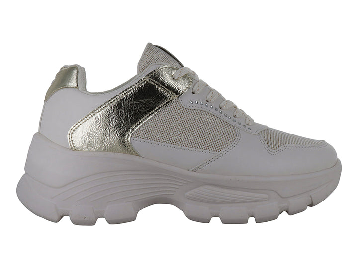 Tenis Clasben Fayeth en color beige con detalles brillantes en oro y suela de plataforma blanca.