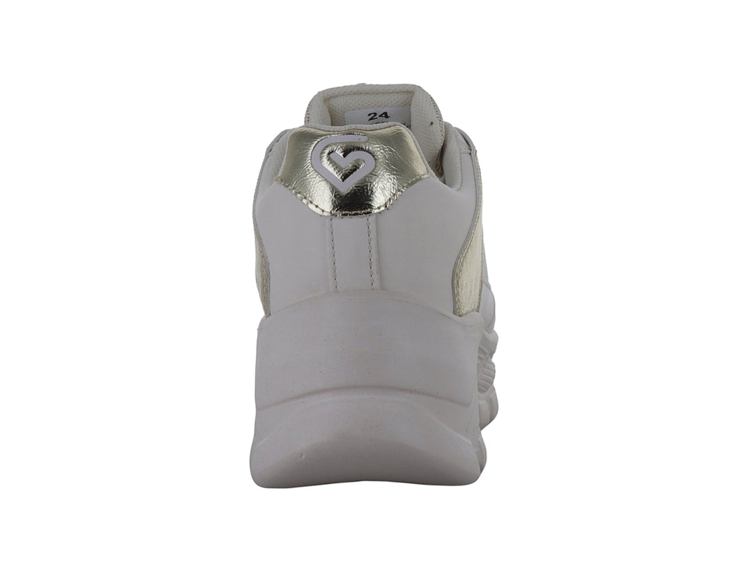Tenis Clasben Fayeth en color beige con detalles brillantes en oro y suela de plataforma blanca.