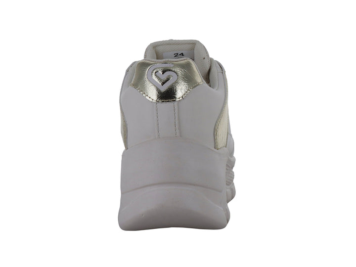 Tenis Clasben Fayeth en color beige con detalles brillantes en oro y suela de plataforma blanca.